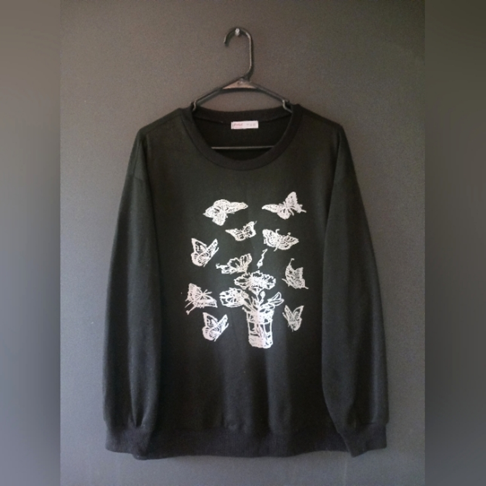 ROMWE LARGE BLACK AND WHITE WOMEN'S SWEATER 🦋